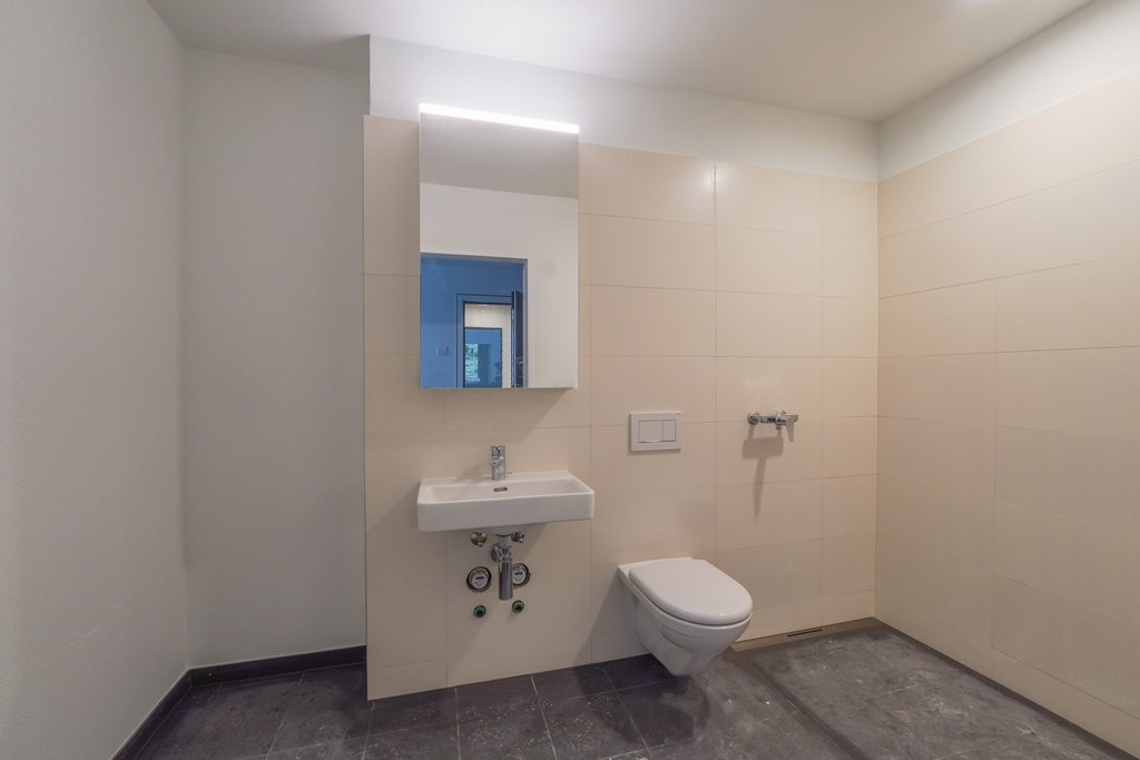 ERSTVERMIETUNG IN LIESTAL - jede Wohnung mit eigenem Waschturm - Dusche.jpg