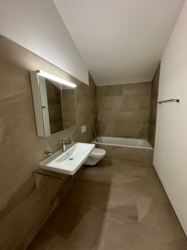 grosszügige Dachwohnung,  "Zentrum Tobel" - Badewanne/WC