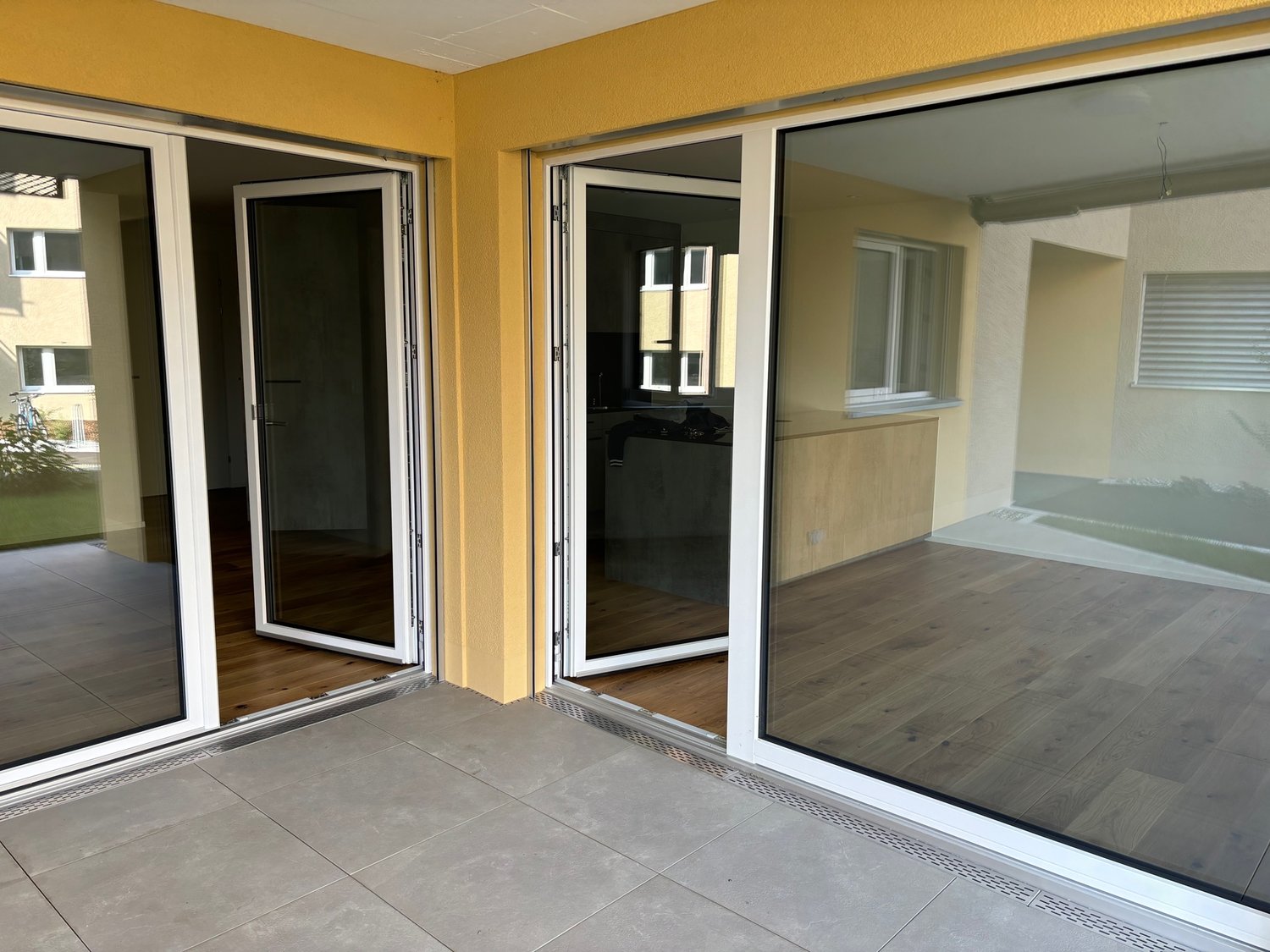 Hochwertige 2.5 Zimmer Neubauwohnung zu mieten - Balkon