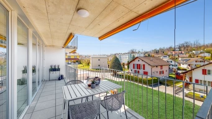 Wohlfühloase in Schmitten 3.5-Zimmerwohnung! - Aussenansicht Balkon