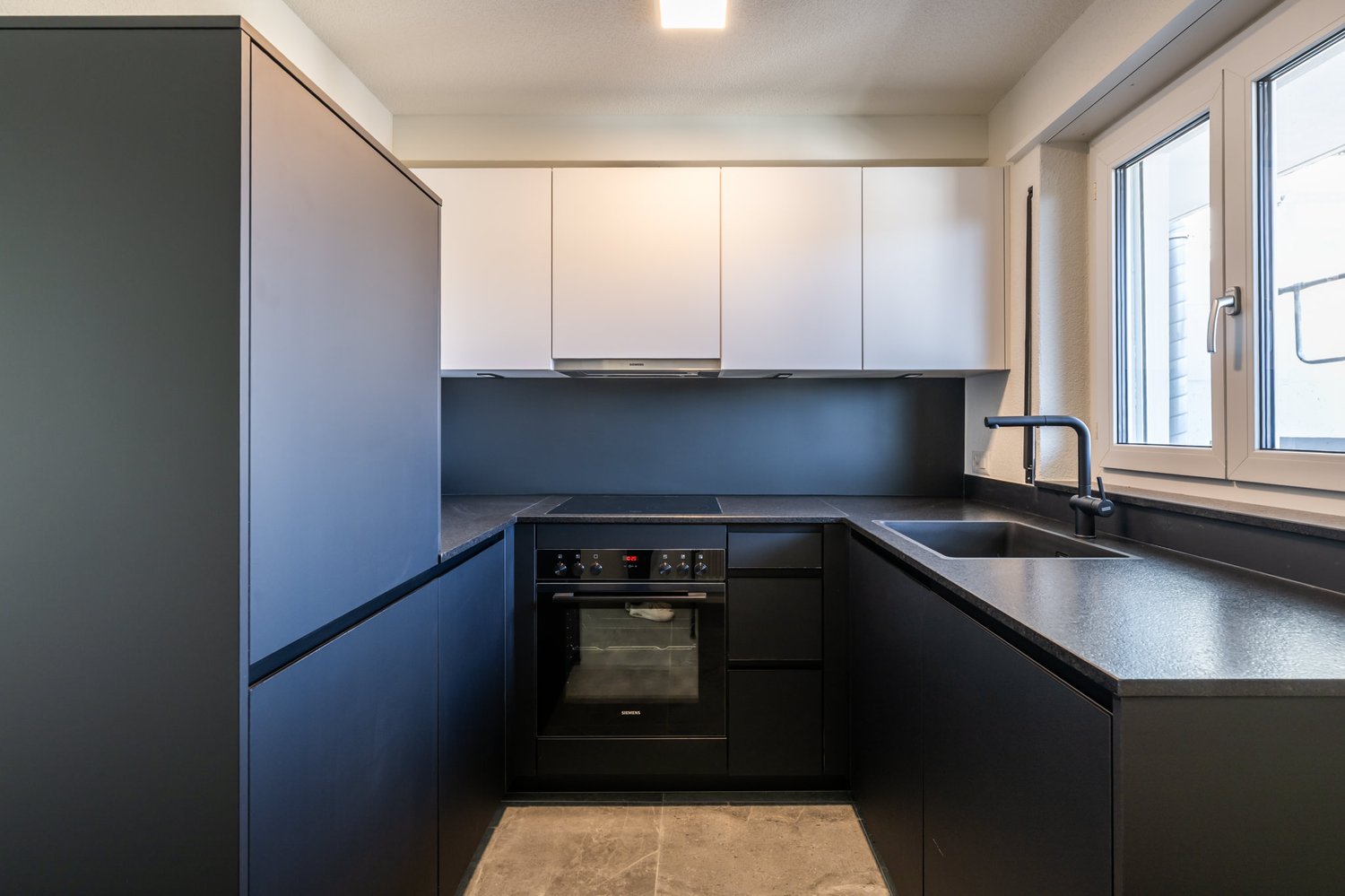 Erstbezug: Stilvolle 2.5-Zimmer-Wohnung im Eigentumsstandard mit Balkon - Bild 2