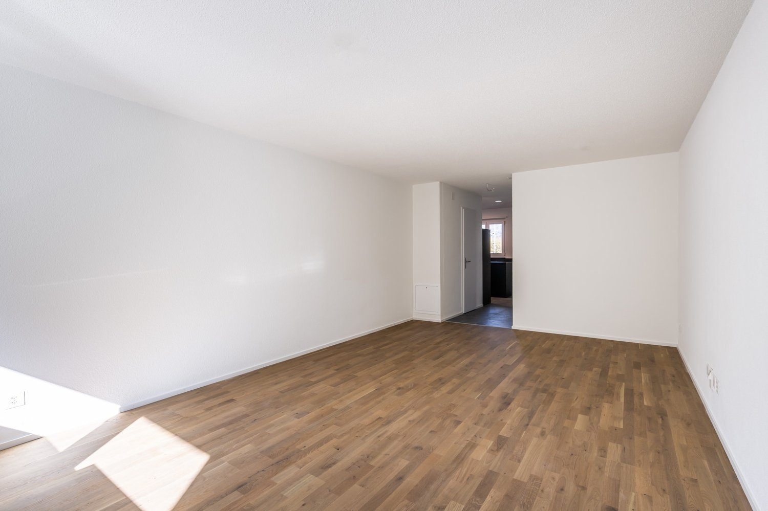 Erstbezug: Stilvolle 2.5-Zimmer-Wohnung im Eigentumsstandard mit Balkon - Bild 4