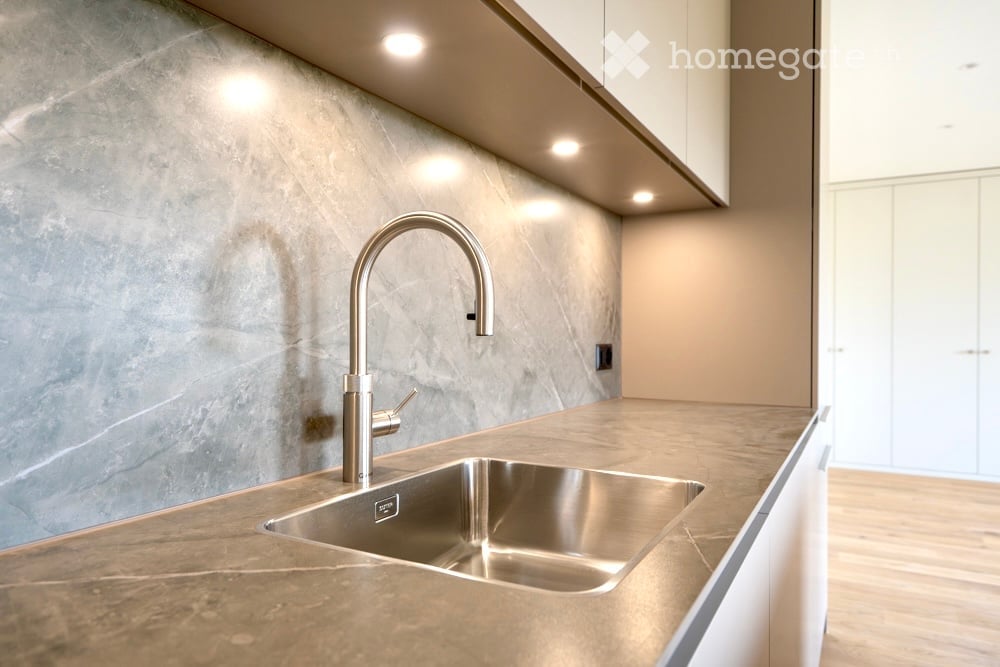 Charming 2.5-Room Apartment with Balcony and Panoramic View in Cham - Bild 5