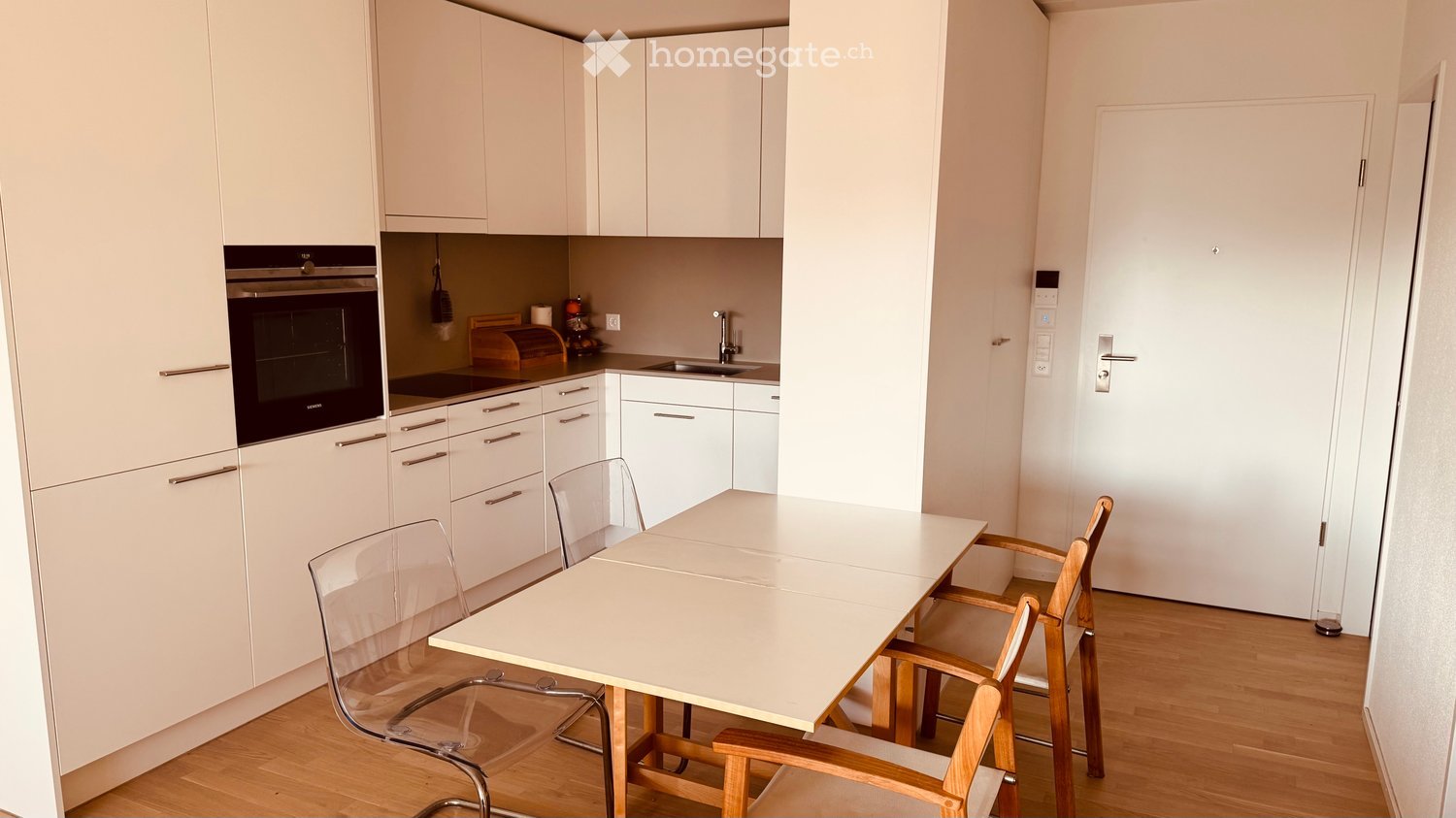 Moderne 2.5-Zimmer-Neubau-Wohnung mit Balkon und Stadtblick in Kaiseraugst - Bild 3