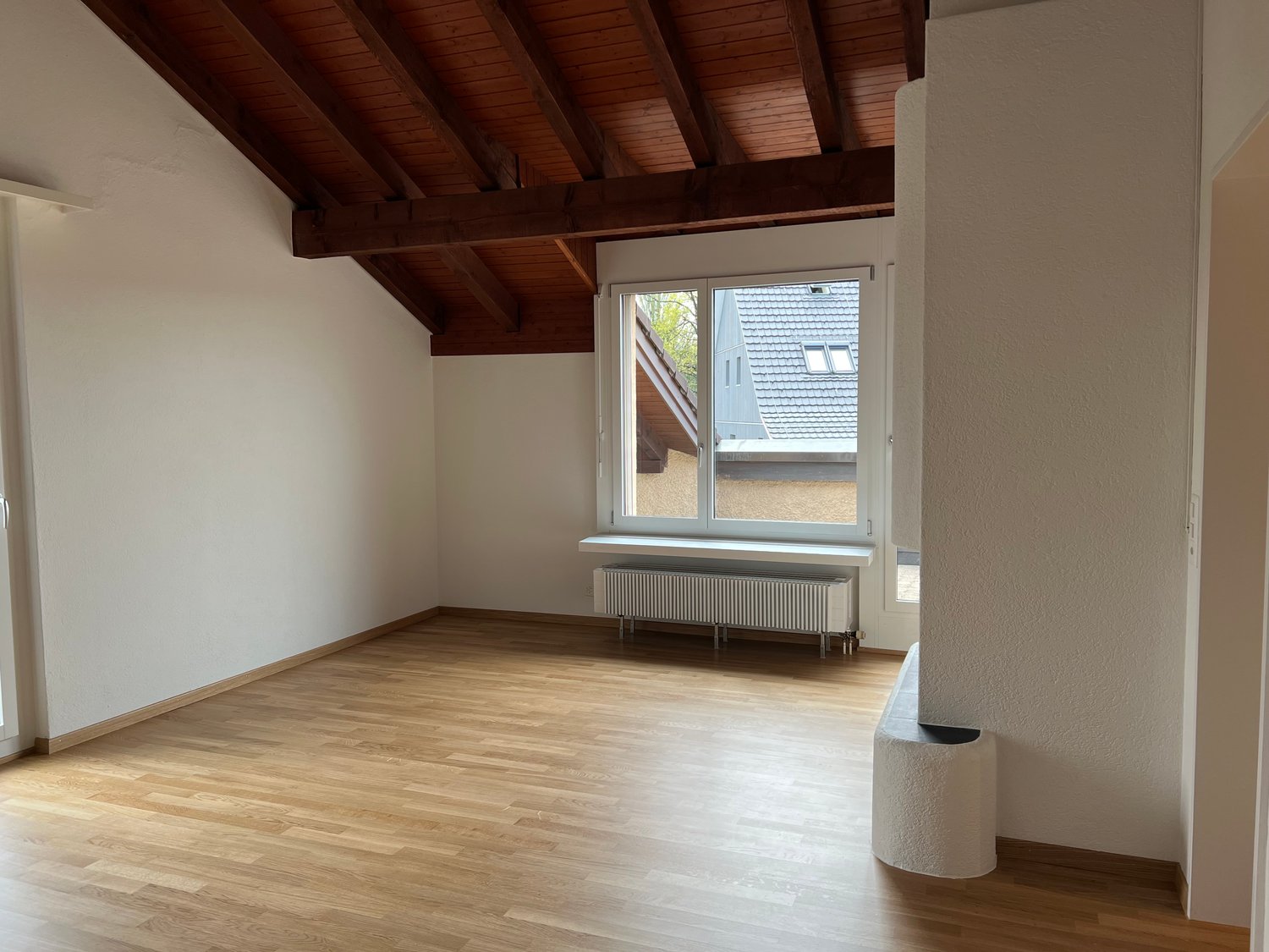 Charmante 2.5-Zimmer-Dachwohnung mit Balkon in Rümlang - Bild 2