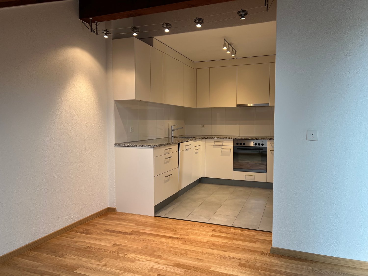 Charmante 2.5-Zimmer-Dachwohnung mit Balkon in Rümlang - Bild 4