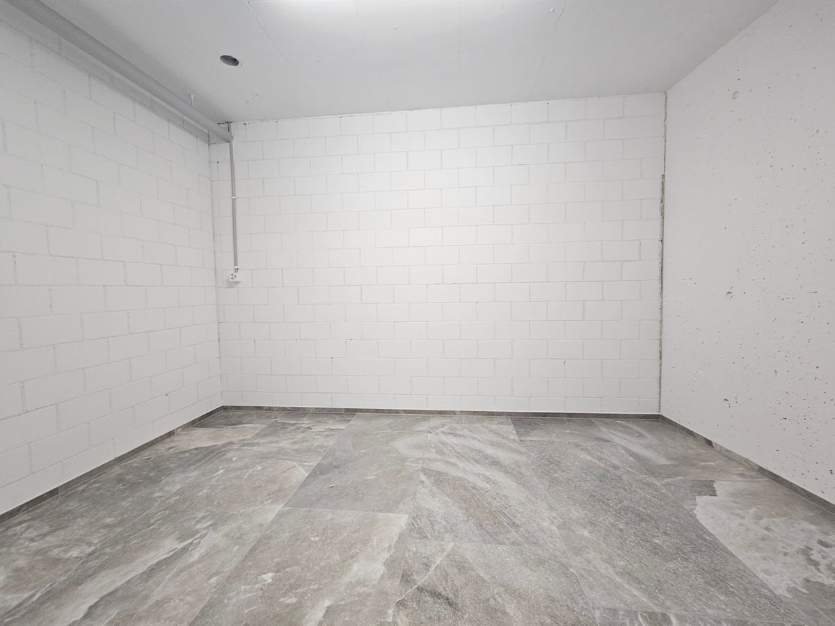 NEUBAU AN TOPLAGE MIT GROSSZÜGIGEM SITZPLATZ (40 M²) SOWIE EIGENER WASCHKÜCHE UND KELLER (17,4 M²). DIE WOHNUNG KANN AUF WUNSCH AUCH MÖBLIERT GEMIETET WERDEN. - Keller