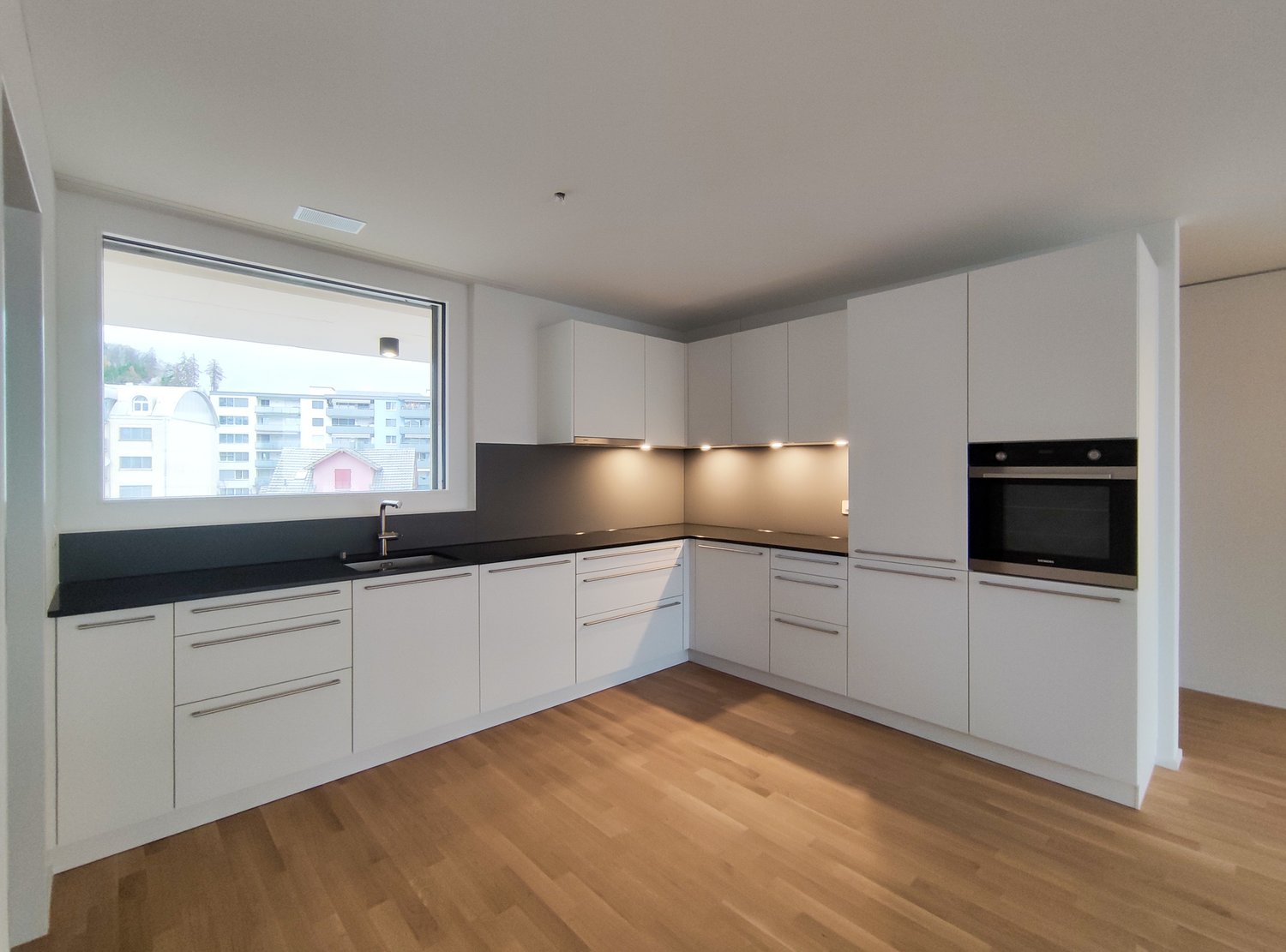 Moderne Neubauwohnung mit Balkon in sonniger Lage – 3.5 Zimmer - Wohnen/Essen