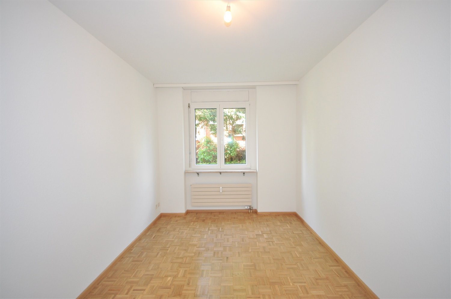 Wohnen am Weidenweg: Licht, Parkett und Ihr eigener Gartenanteil - Zimmer