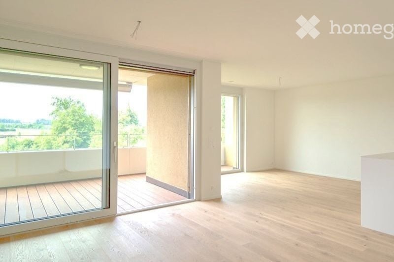 Charming 2.5-Room Apartment with Balcony and Panoramic View in Cham - Bild 2