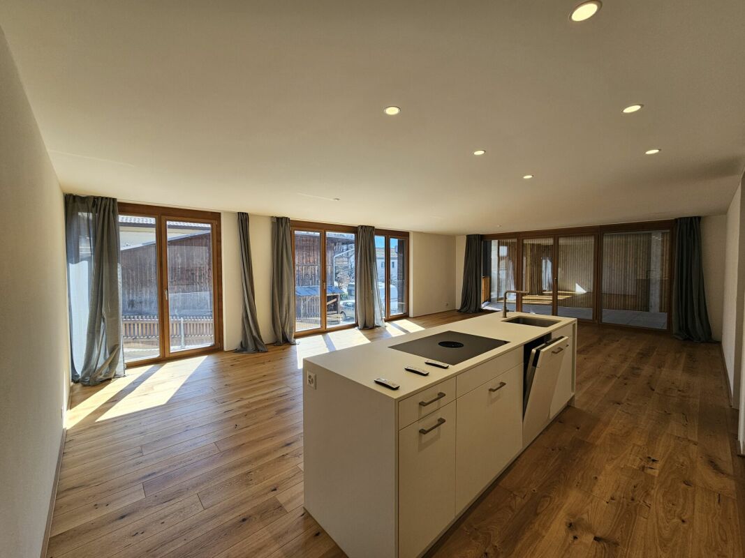 Moderne 4.5 Zimmer-Wohnung in Tomils - Bild 3