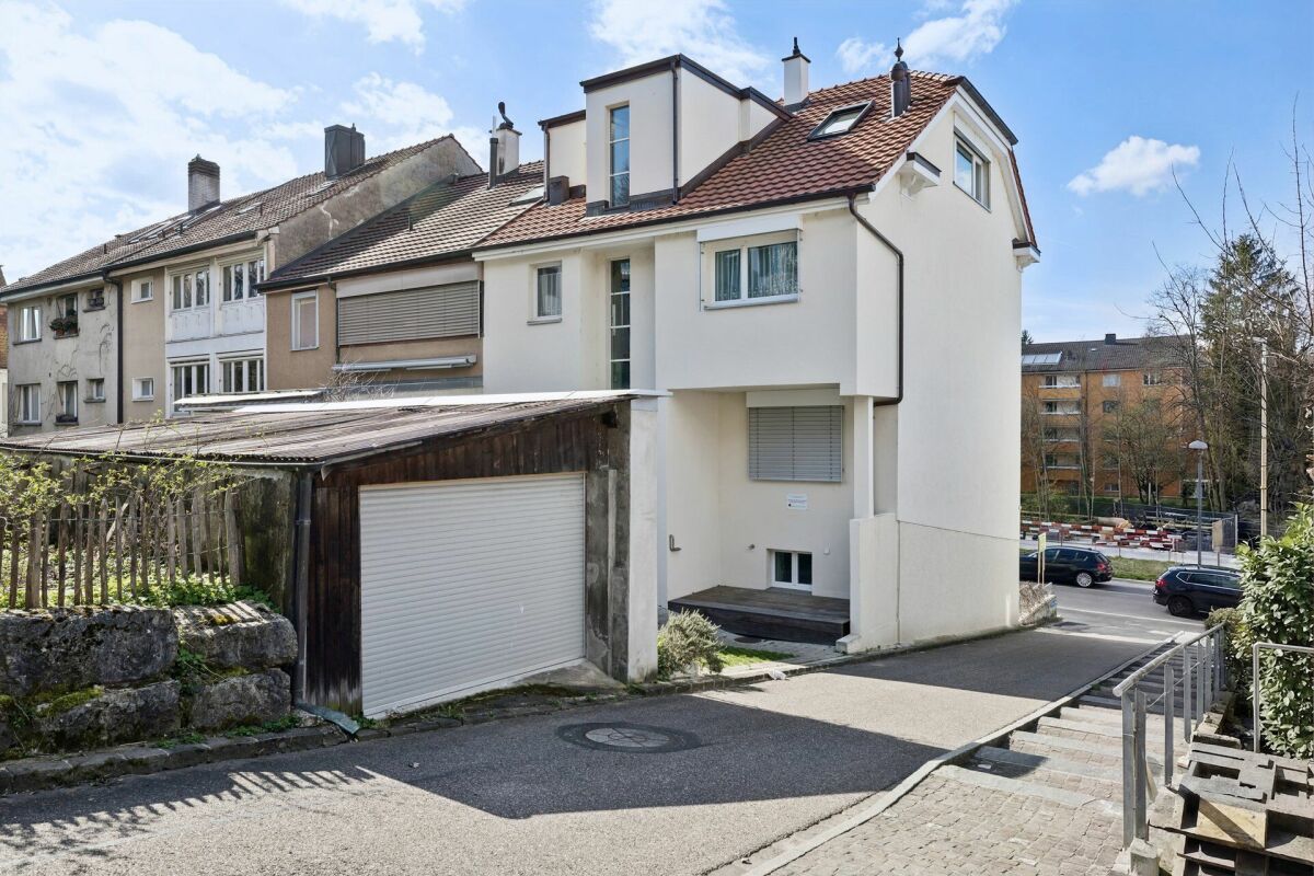 Moderne 2 1/2-Zimmer-Wohnung in kernsaniertem Mehrfamilienhaus Nähe Kronenplatz - Bild 1