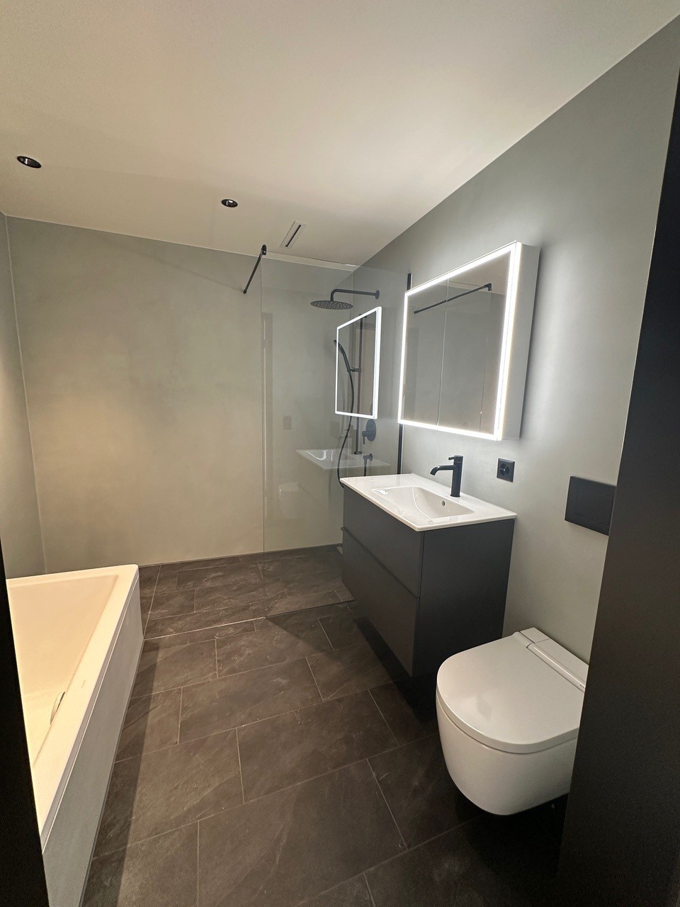 Exklusiver Erstbezug - lichtdurchflutete Gartenwohnung mit Seesicht - Badezimmer mit Dusche und Badewanne