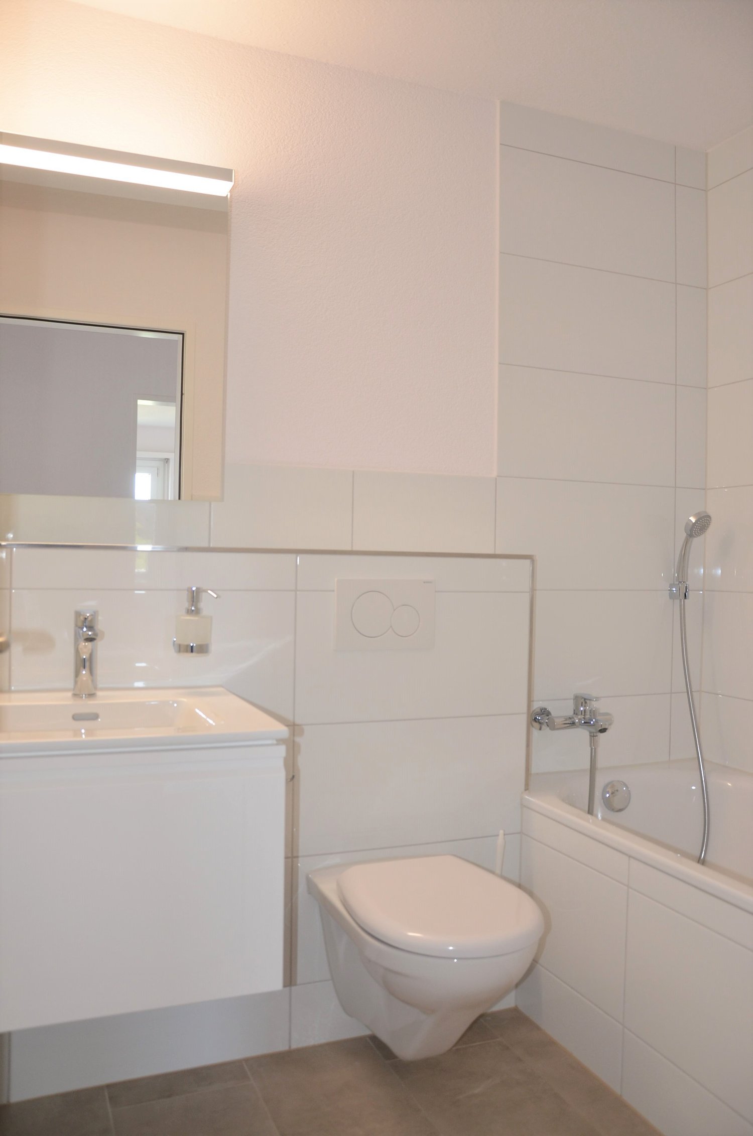 moderne 4.5-Zimmer-Wohnung an zentraler ruhiger Lage (mit Lift) - modernes, neues Bad/WC mit Fenster (Musterbild)