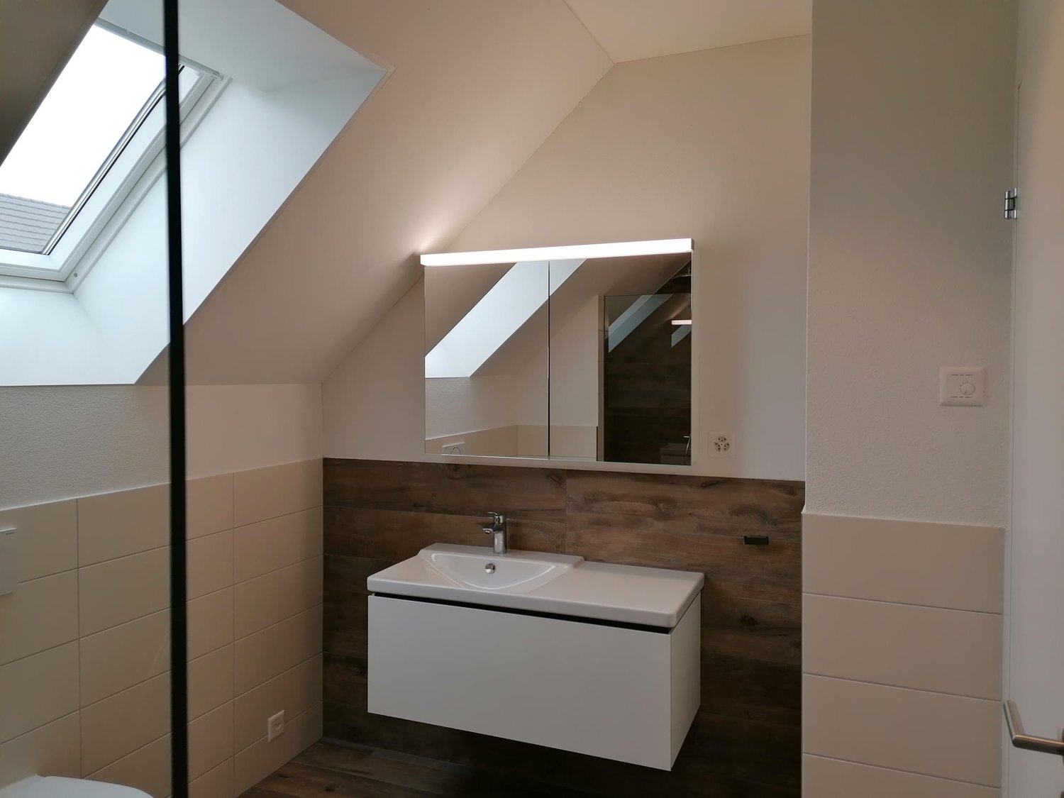 Wunderschöne moderne Dachgeschosswohnung - Badezimmer