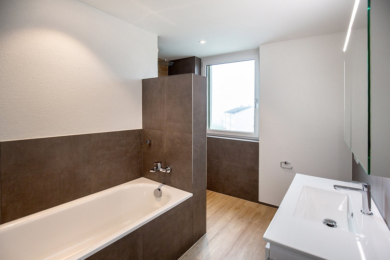 Exklusive 3.5 Zimmer-Wohnung im 1. OG zu vermieten - 092_Niederwil_Bad