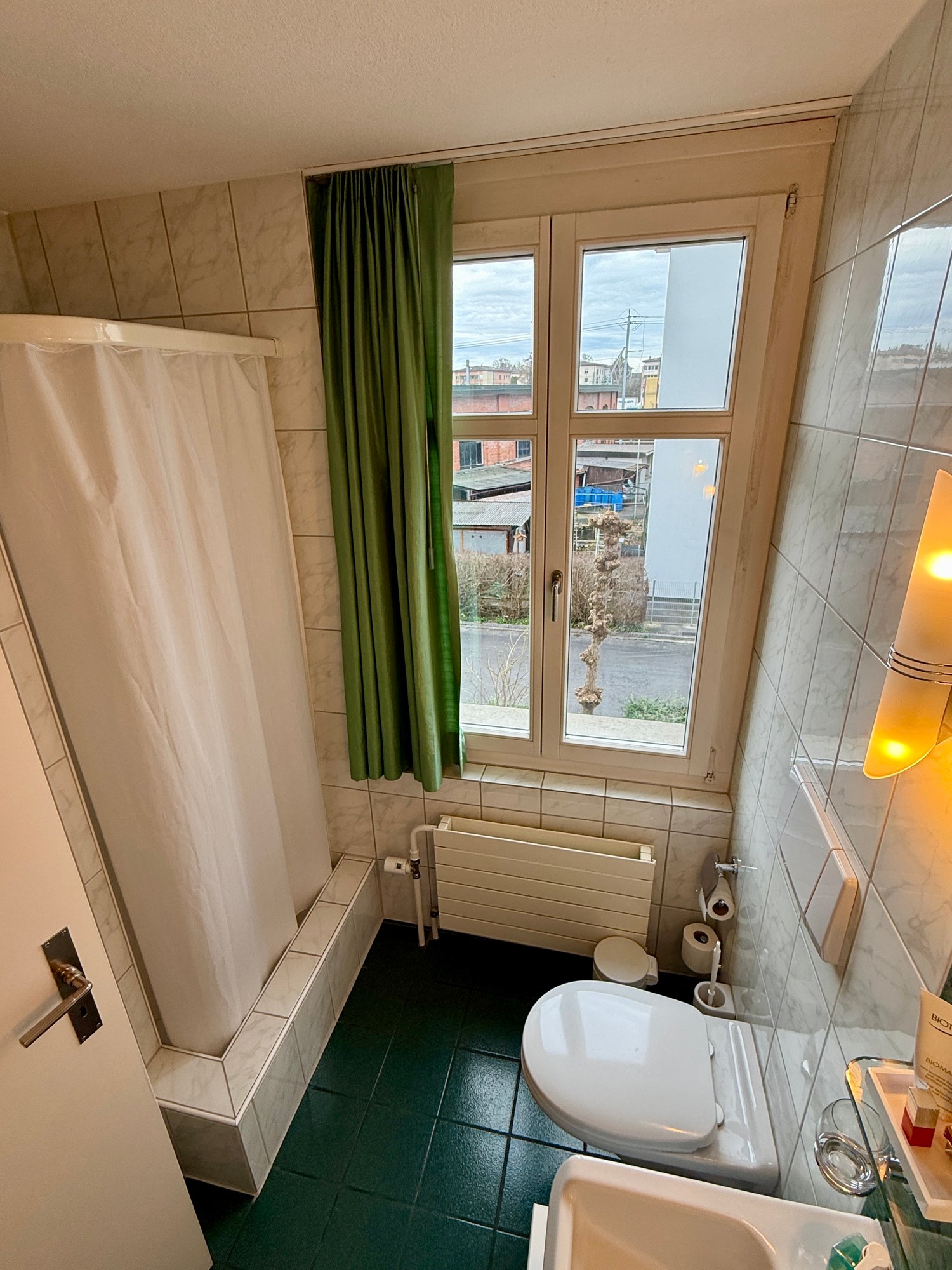 Wohnen wie im Einfamilienhaus auf zwei Ebenen und grosser Terrasse - Bild 6