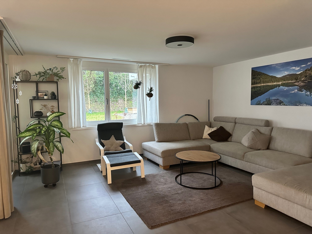 Moderne 5.5-Zimmer-Erdgeschosswohnung mit Terrasse - Wohnzimmer