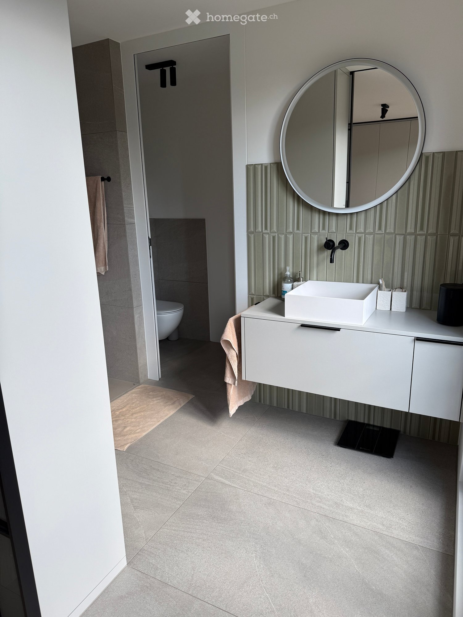 Moderne 2.5-Zimmer-Neubau-Wohnung mit Bergblick in Oberägeri - Bild 12