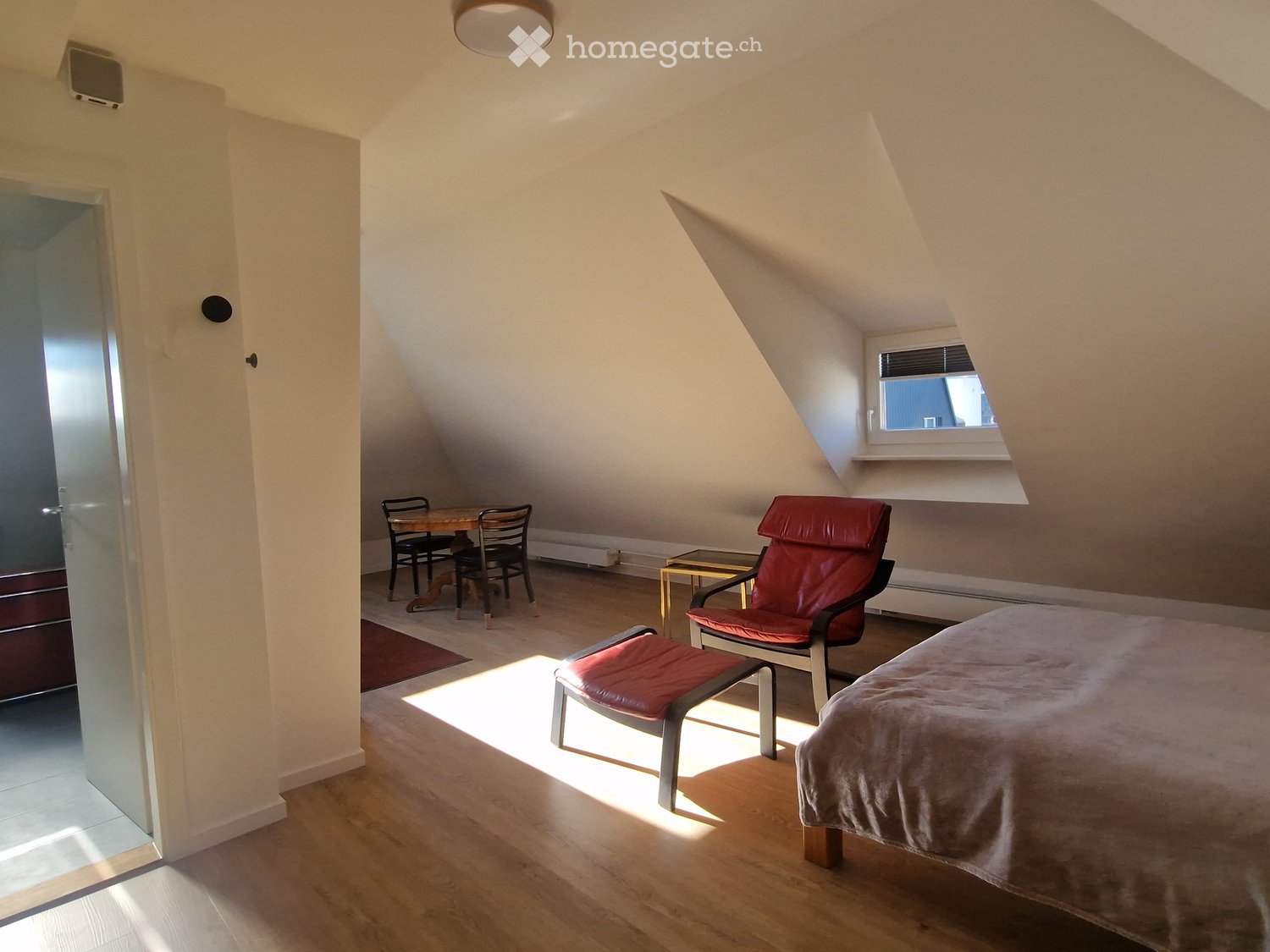 Möblierte 1.5-Zimmer-Dachwohnung in Reinach BL - sofort verfügbar - Bild 2