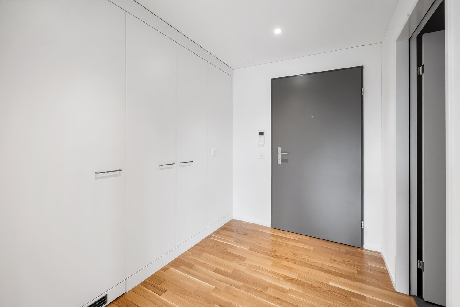 Top moderne Wohnung in hochwertigem Neubau "Allverte" in Allschwil - Korridor