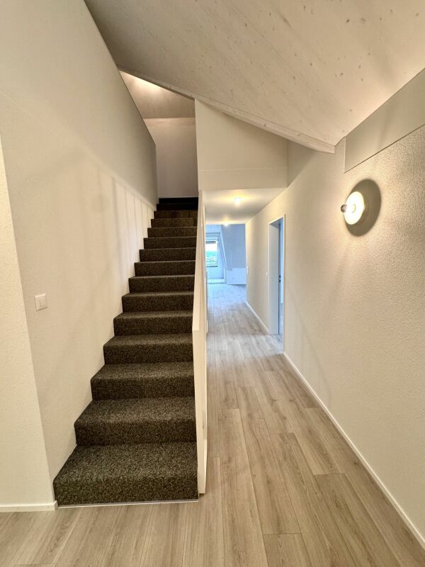4.5-Zimmer-Dachmaisonettewohnung in Benken - Korridor