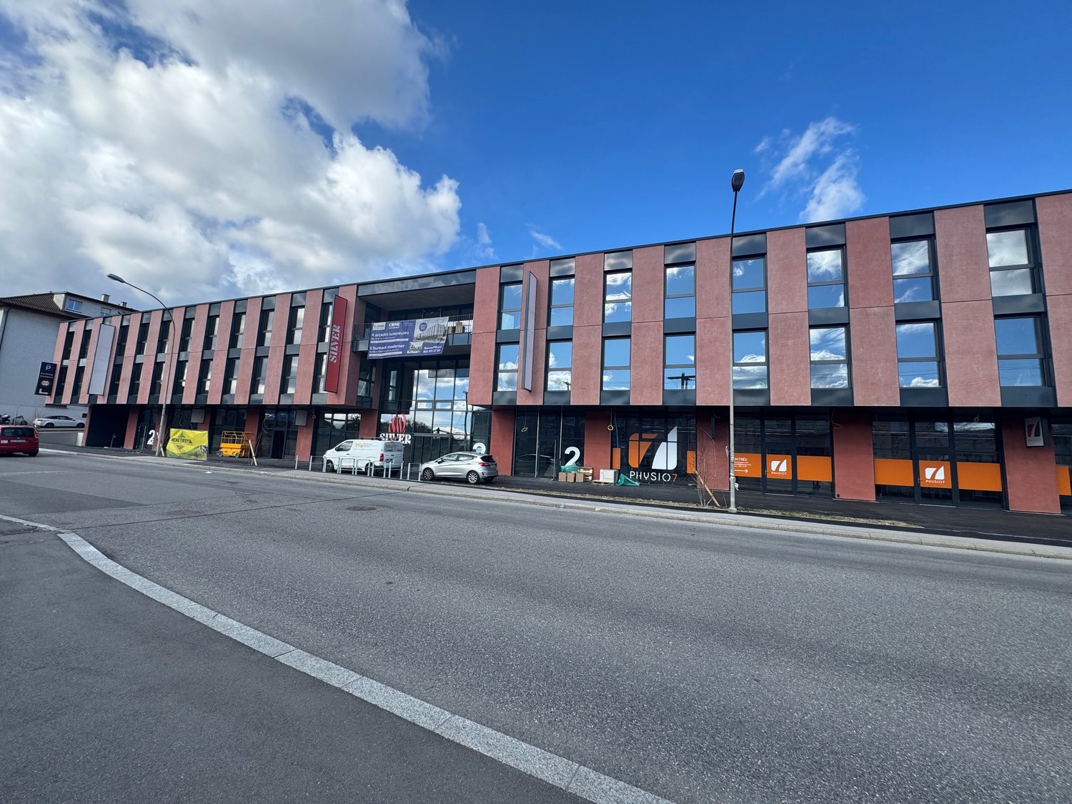 Appartement neuf de 2,5 pièces avec grand balcon situé en face de la gare de Renens - Bild 1