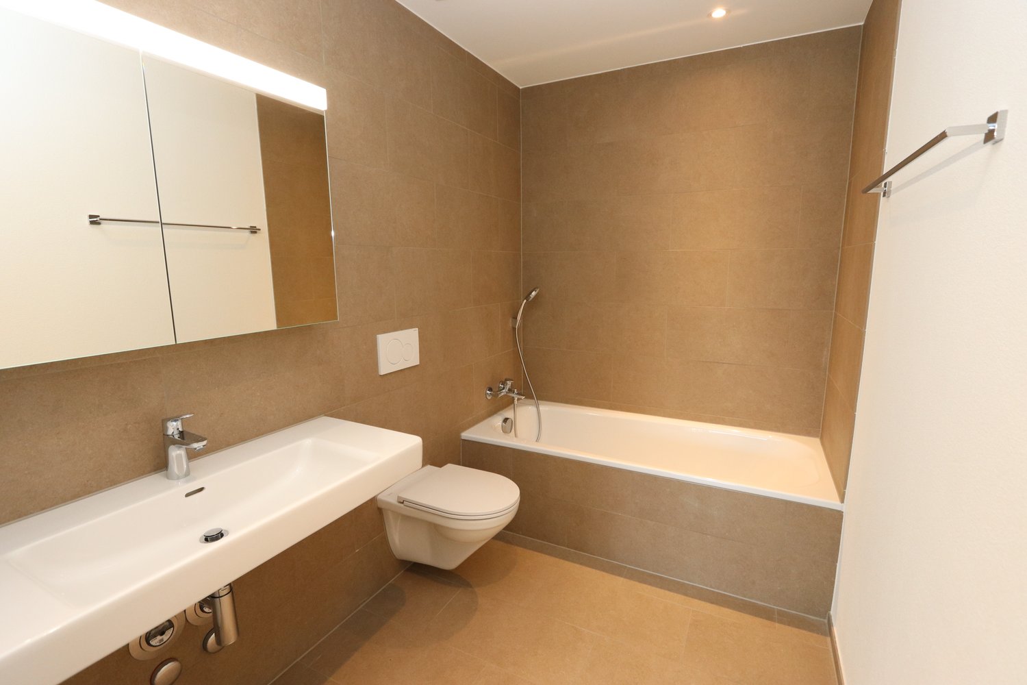 Attraktive 4.5-Zimmer-Wohnung im 2. Stock in Wohlen AG - Badezimmer mit Badewanne