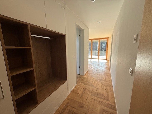 Grosszügigie 2.5-Zimmer Wohnung in Seenähe - Korridor.jpg