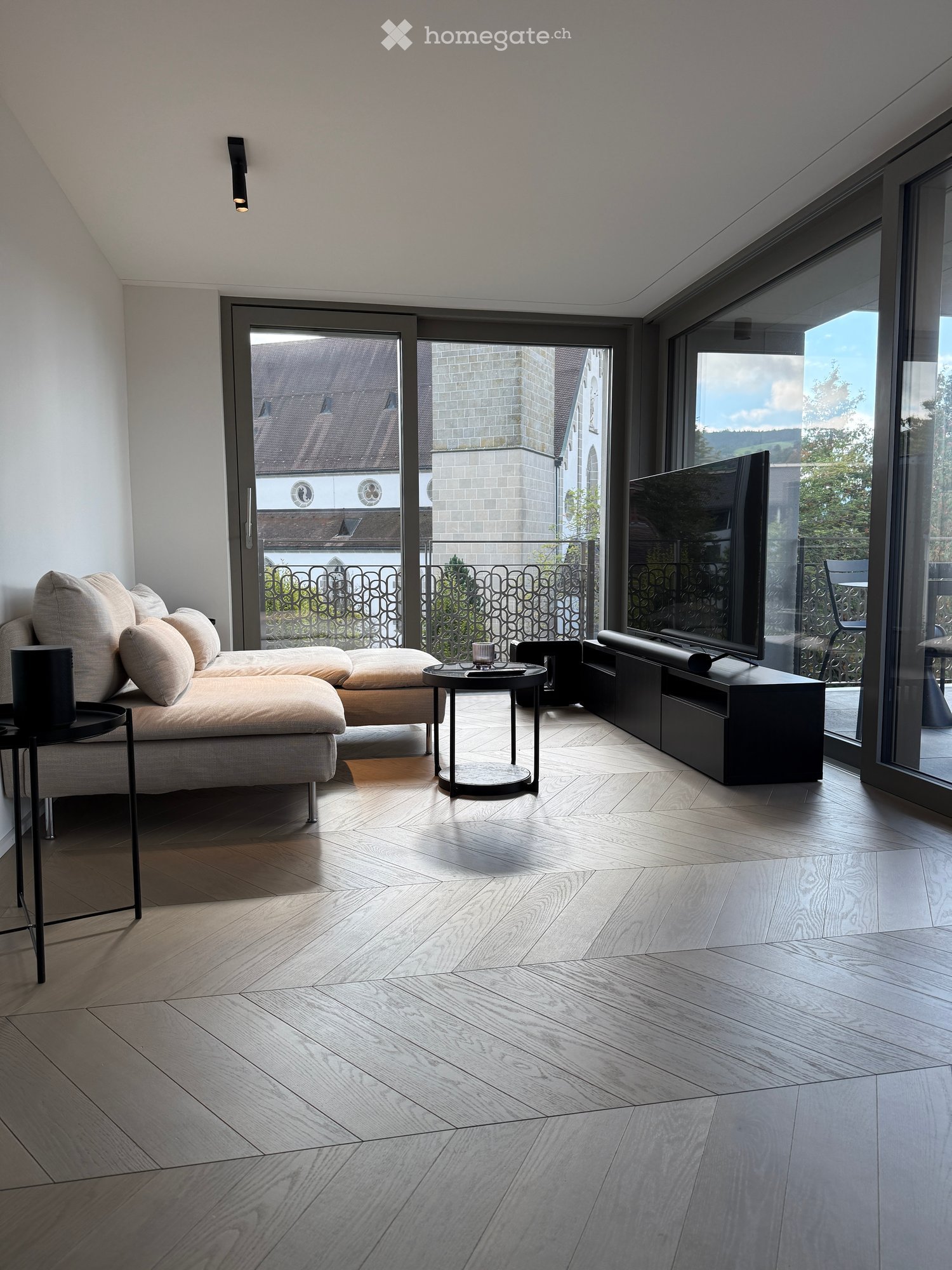 Moderne 2.5-Zimmer-Neubau-Wohnung mit Bergblick in Oberägeri - Bild 1