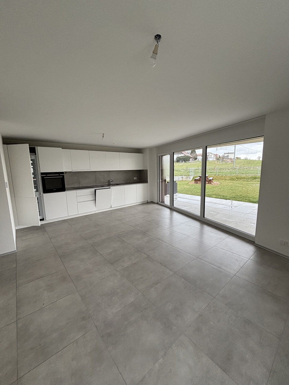 Très beau 2.5 pièces avec terrasse, proche des commerces - Bild 1