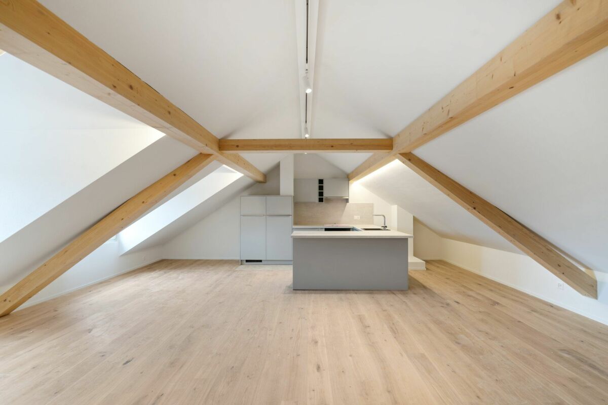 Hochwertige 3.5-Zimmer-Dachmaisonette-Wohnung mit Komfort - Wohn- und Essbereich mit Balkon im Dachgeschoss