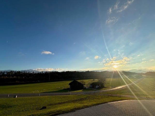 ERSTVERMIETUNG / 4 1/2- bis 5-Zimmer-Hausteil im Grünen mit Panoramablick - Bild 2