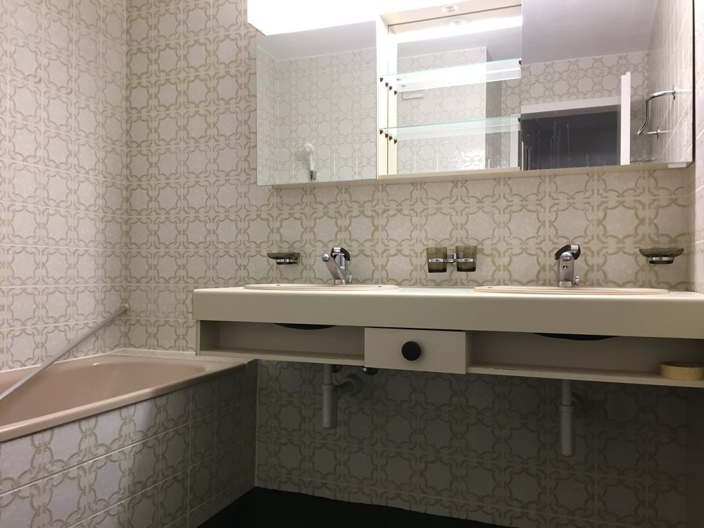 Befristete Galeriewohnung mit Cheminée und 2 Balkonen - IMG_7352.JPG