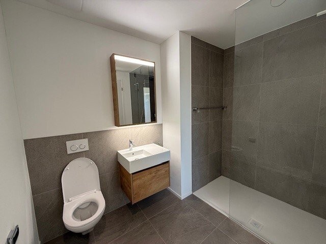 Grosszügigie 2.5-Zimmer Wohnung in Seenähe - Bad.jpg