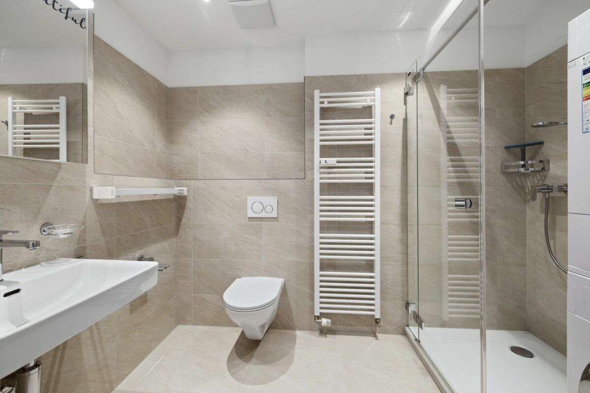 Moderne 2 1/2-Zimmer-Wohnung in kernsaniertem Mehrfamilienhaus Nähe Kronenplatz - Bild 5