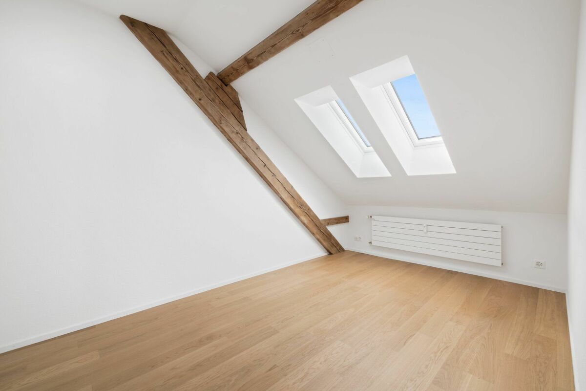 Moderne 2 1/2-Zimmer-Dachwohnung in kernsaniertem Mehrfamilienhaus Nähe Kronenplatz - Bild 5