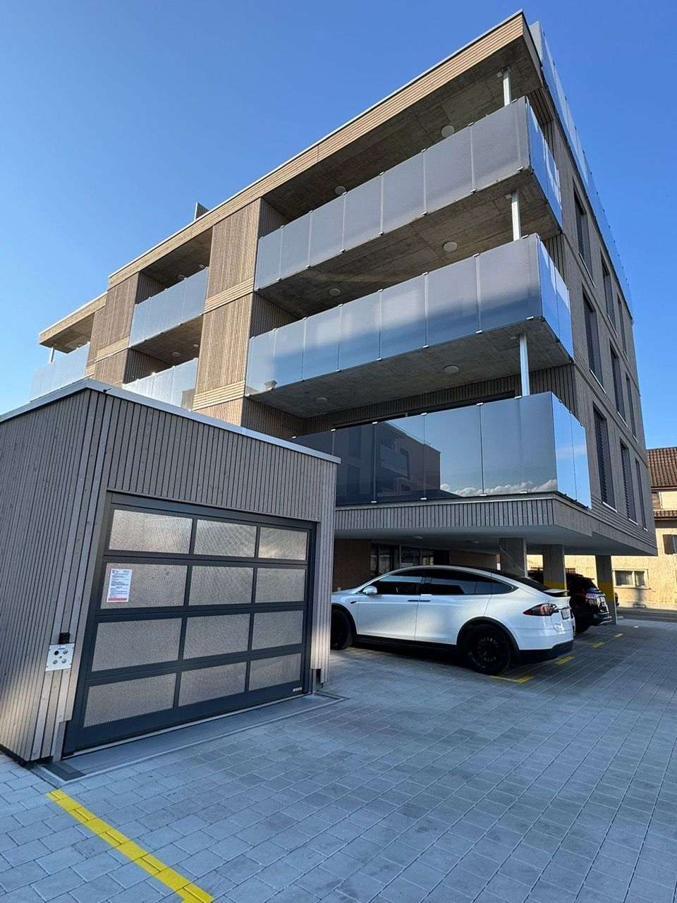 Ab 1.7. - Moderne, tolle 1.5 Zi Wohnung mit 30 BGF und grossem Balkon 8 m2 - Bild 1