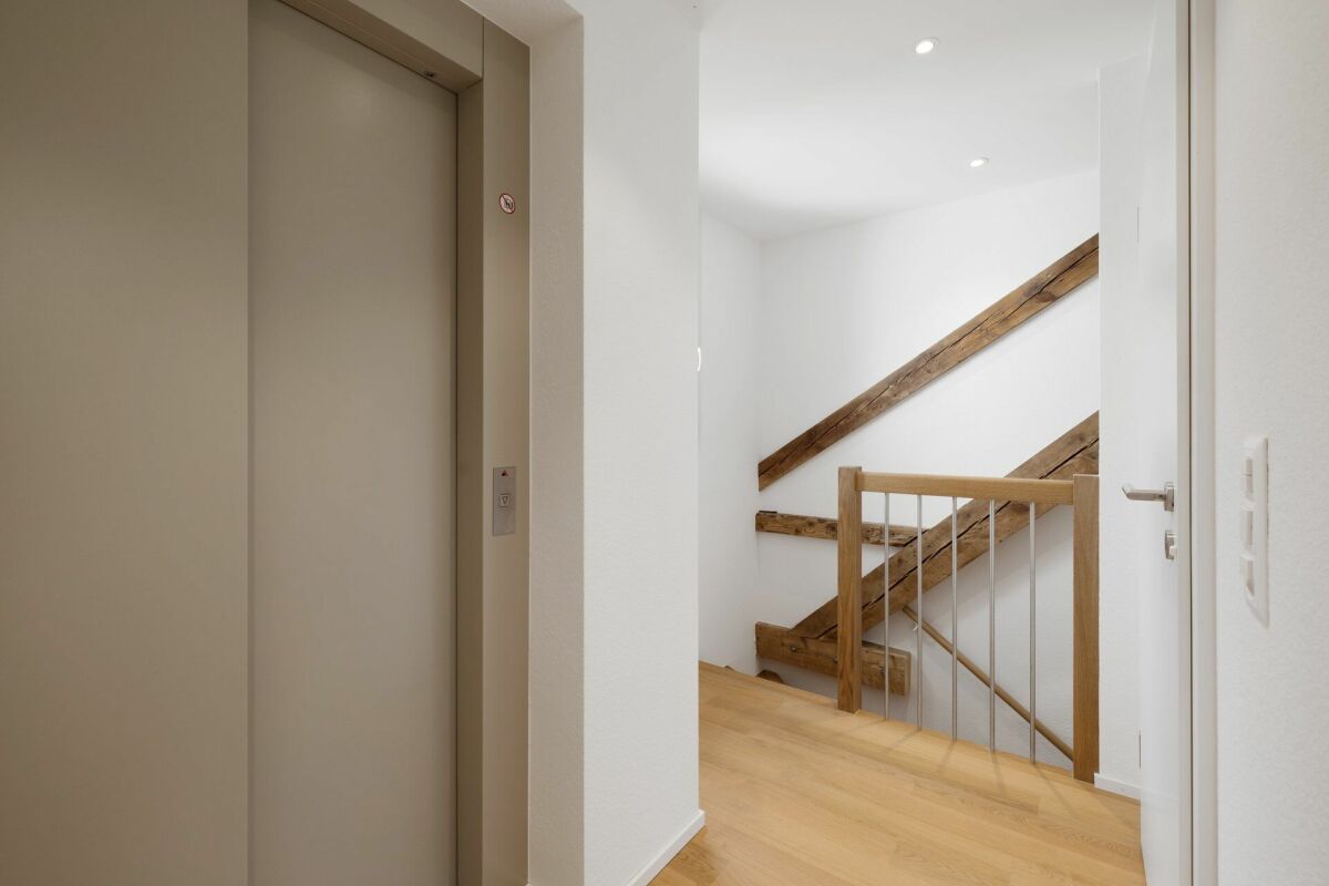 Moderne 2 1/2-Zimmer-Dachwohnung in kernsaniertem Mehrfamilienhaus Nähe Kronenplatz - Bild 3