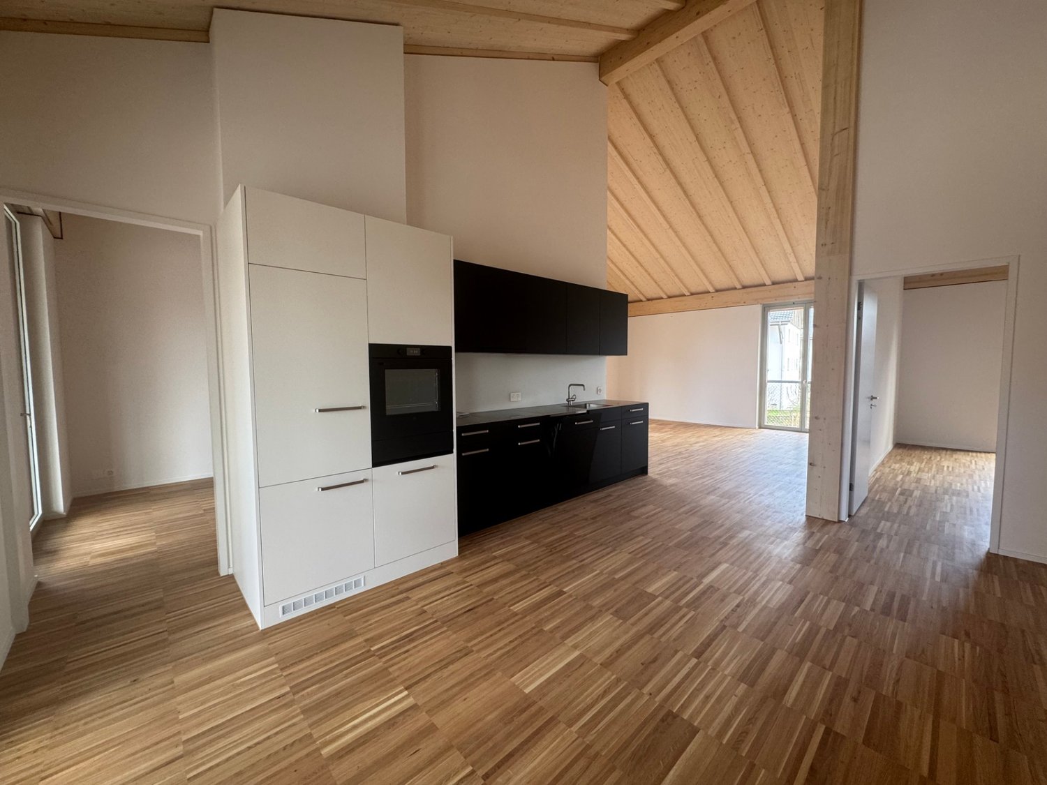 Moderne 3.5-Zimmer-Wohnung mit hohen Decken und Liftzugang - Bild 8