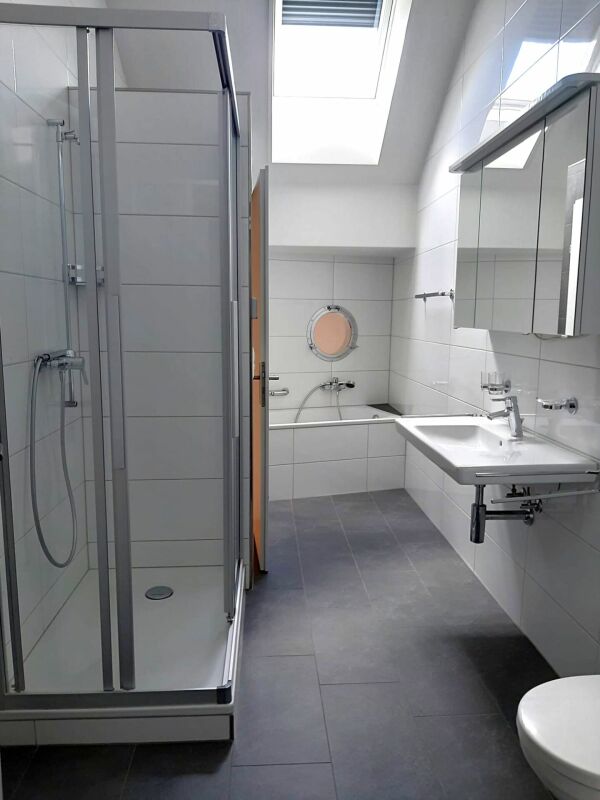 BEFRISTET | 3.5 Zimmer-Masionettewohnung in Seewen - Badezimmer