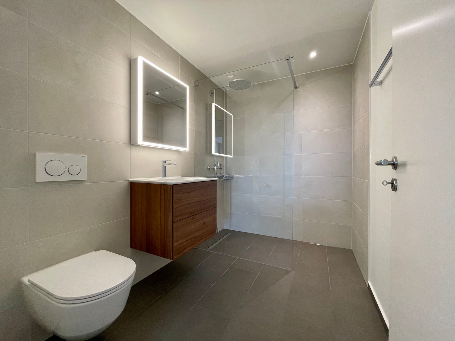 Exklusive 5.5-Zimmer-Wohnung mit spektakulärer Aussicht in Neuhausen am Rheinfall - Bild 11