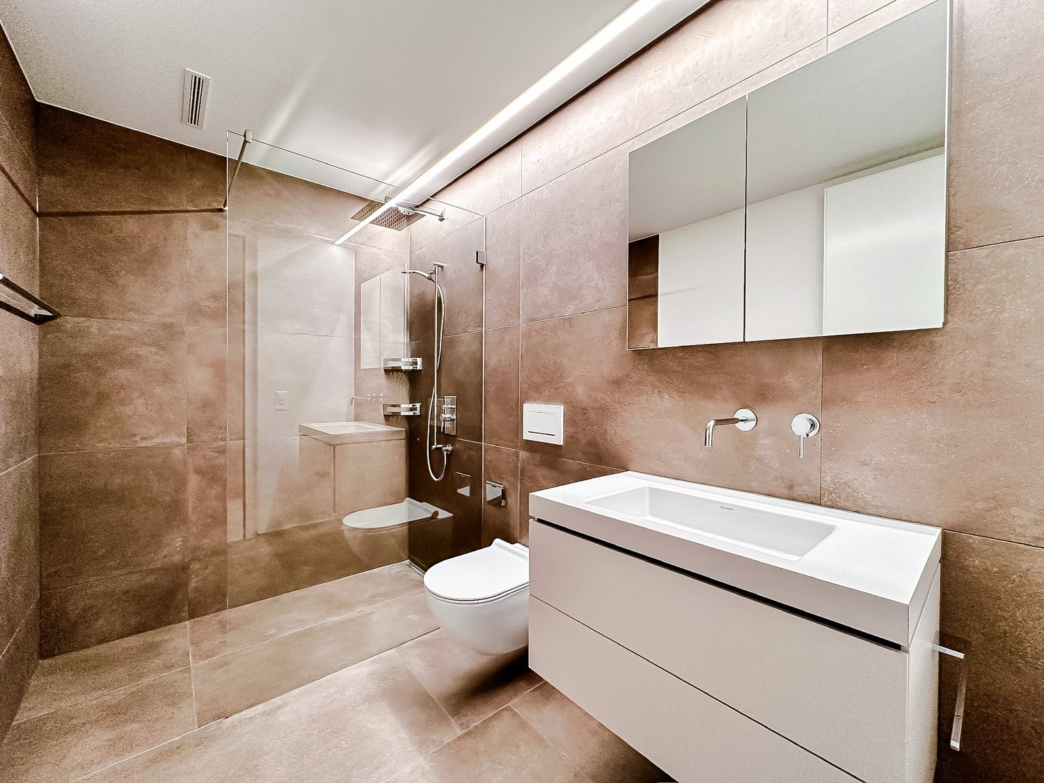 Attraktive 3½ Zimmerwohnung im steuergünstigen Bäch SZ - Badezimmer