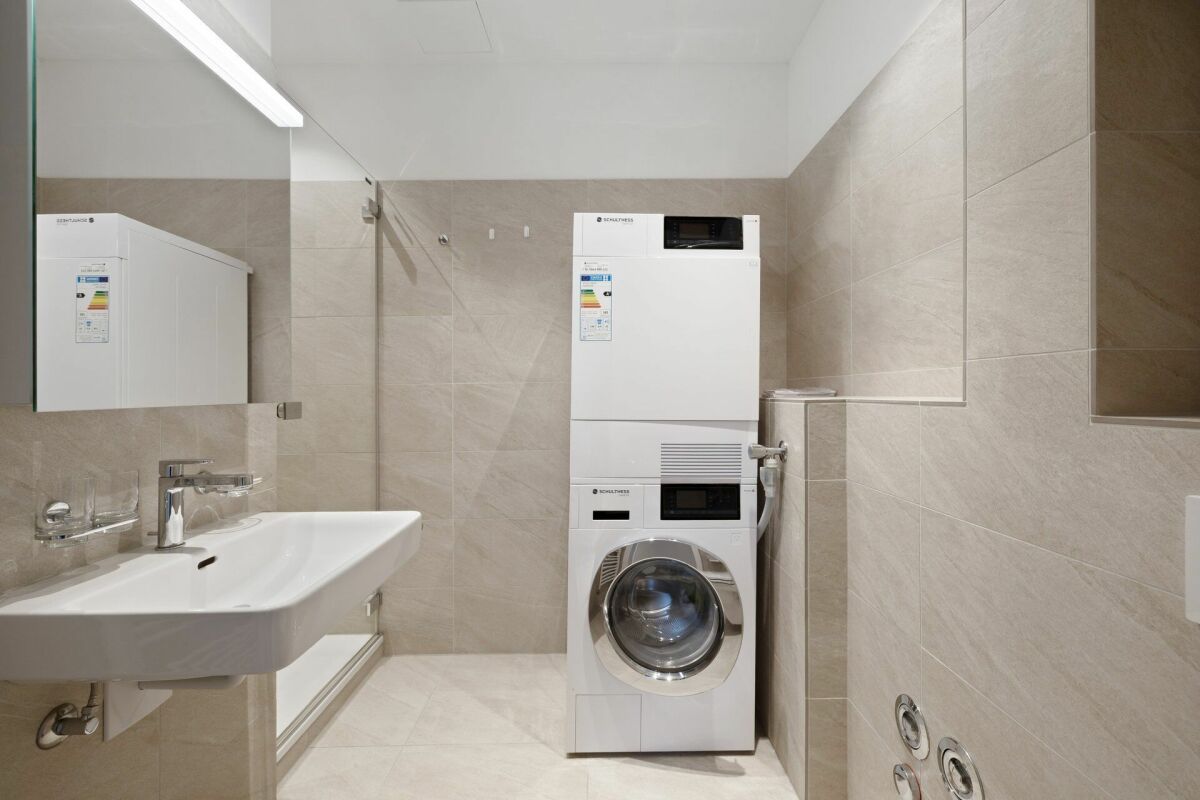 Moderne 2 1/2-Zimmer-Dachwohnung in kernsaniertem Mehrfamilienhaus Nähe Kronenplatz - Bild 8