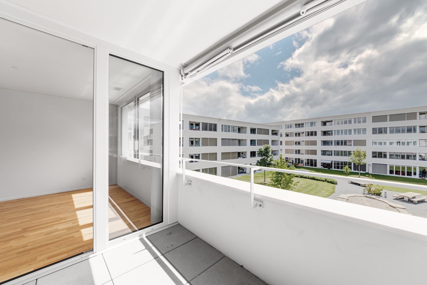 Moderne 2.5 Zimmerneubauwohnung in Emmen - Loggia