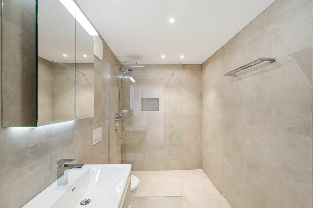 Hochwertige 3.5-Zimmer-Dachmaisonette-Wohnung mit Komfort - Grosszügige Dusche/WC