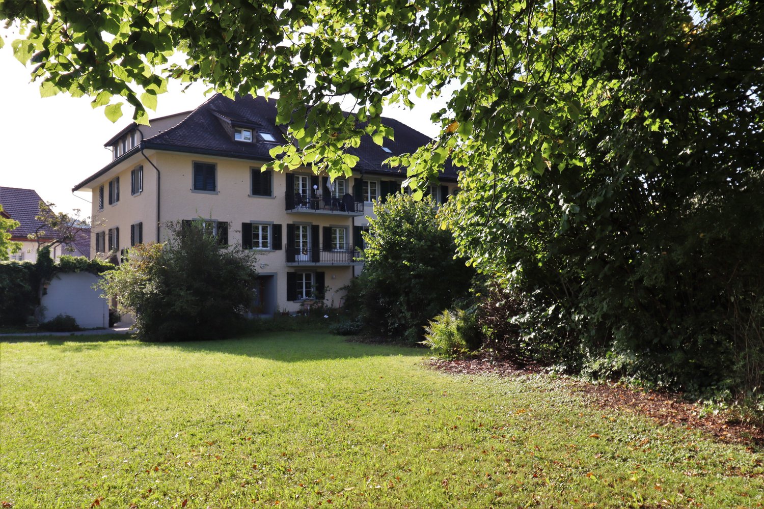 Neuwertige 7.5-Zi. Wohnung mit Blick ins Grüne - Bild 2