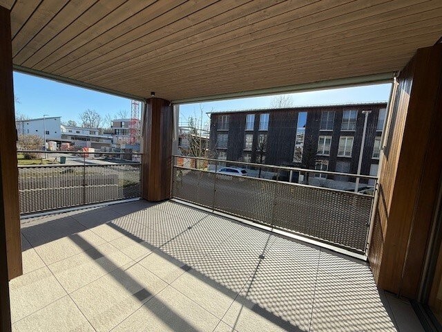 Grosszügigie 2.5-Zimmer Wohnung in Seenähe - Balkon.jpg