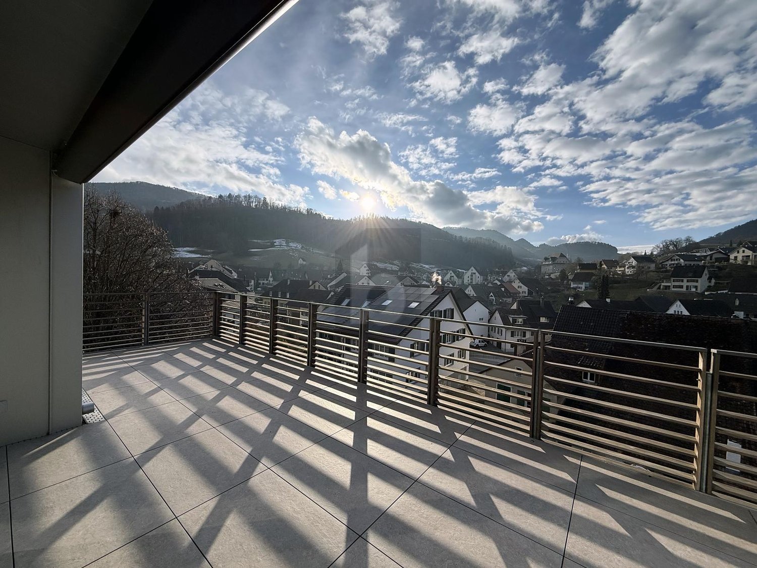 ERSTBEZUG - MIT GALERIE, 3 BALKONEN & JURABLICK - Bild 3