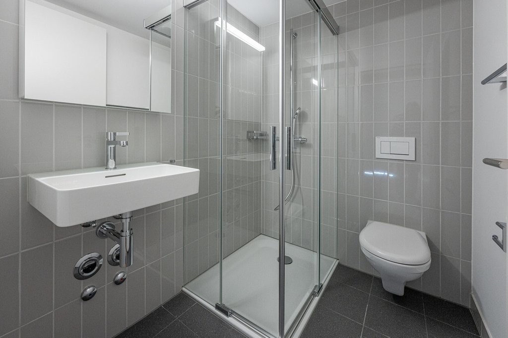 Grosszügige Wohnung mit Gartensitzplatz zu vermieten! - Dusche